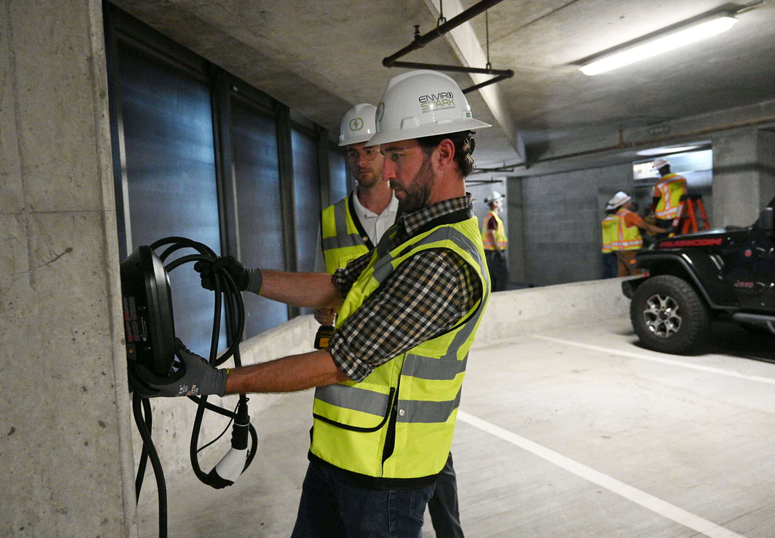 lắp đặt bộ sạc ô tô điện ở hầm xe chung cư - evcarvietnam.vn