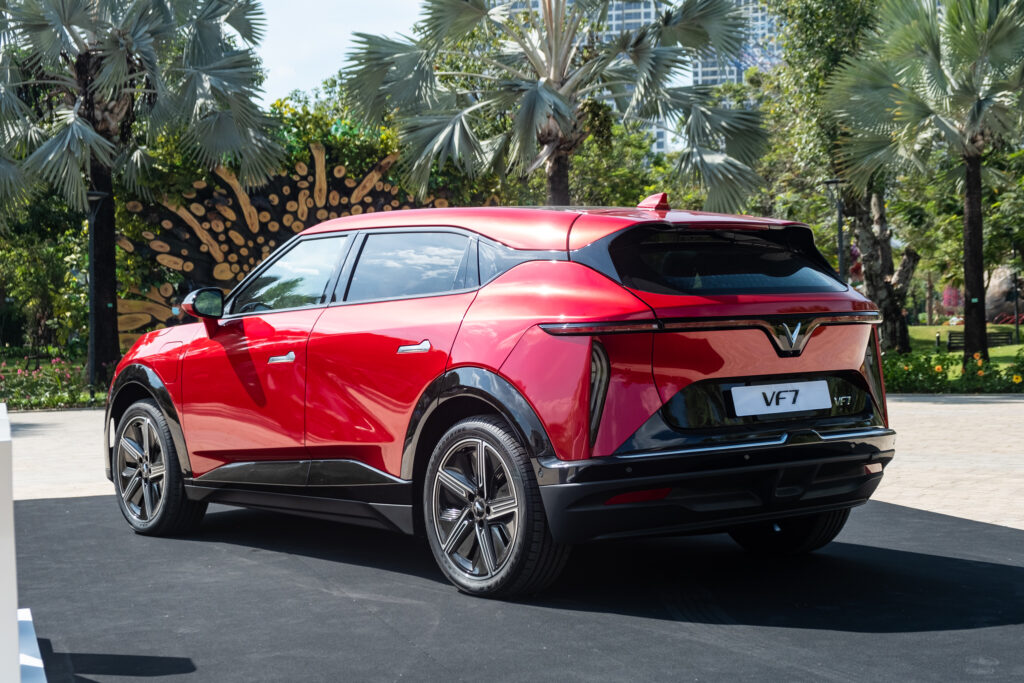 thân xe vinfast vf7 - evcarvietnam.vn