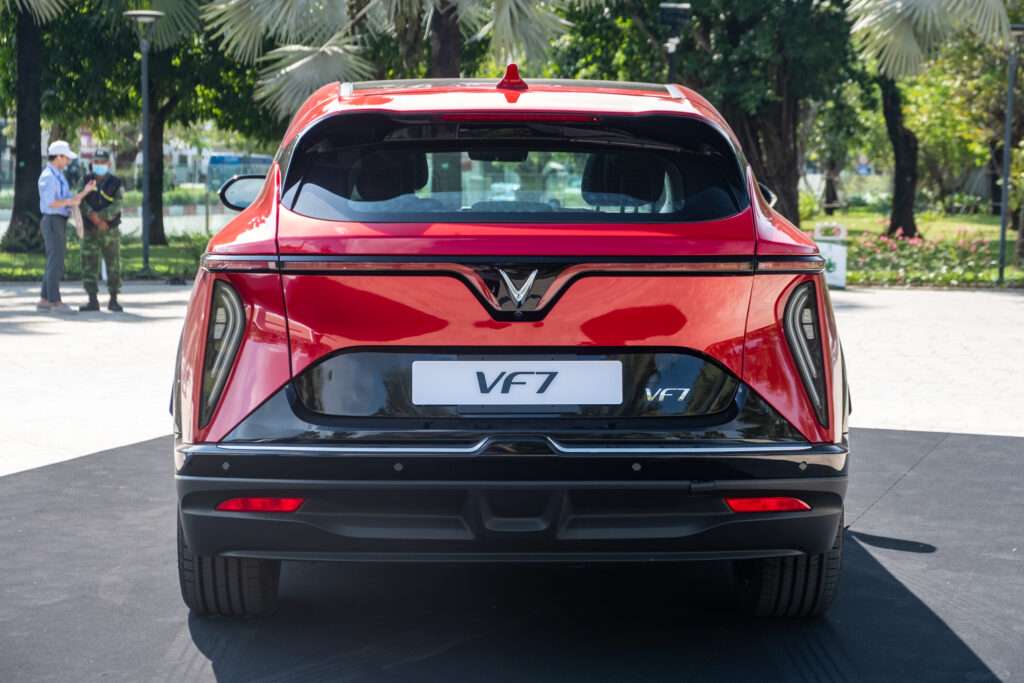 đuôi xe vinfast vf7 - evcarvietnam.vn