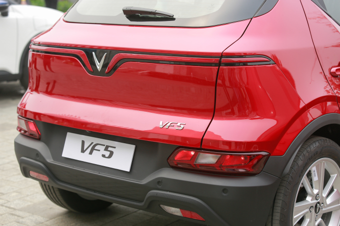 đuôi xe vinfast vf5 - evcarvietnam.vn