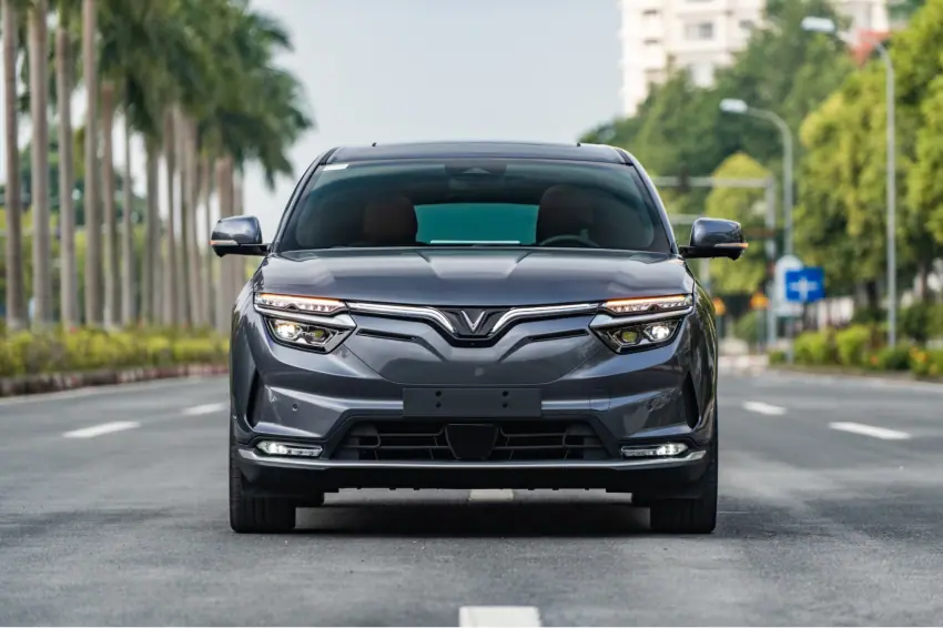 đầu xe vinfast vf8 - evcarvietnam.vn