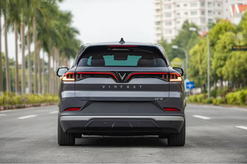 đuôi xe vinfast vf8 - evcarvietnam.vn
